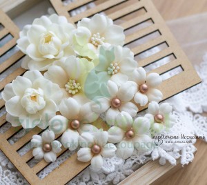 Kwiatki materiałowe 12szt kremowe