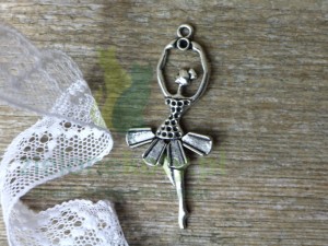 Metalowa zawieszka baletnica kol. srebrny