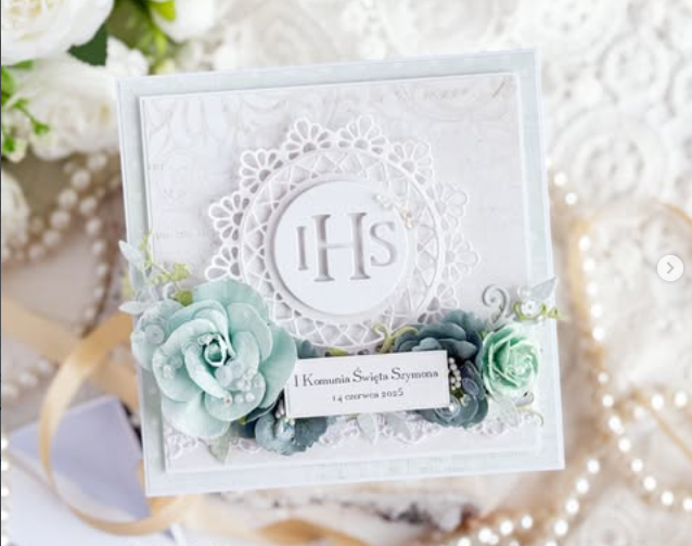 Eleganckie zaproszenie na komunię handmade z symbolem IHS, kwiatami i koronką