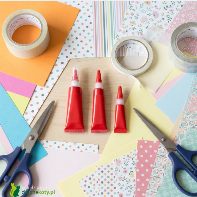Materiały do scrapbookingu - papiery ozdobne, kleje, nożyczki i taśmy
